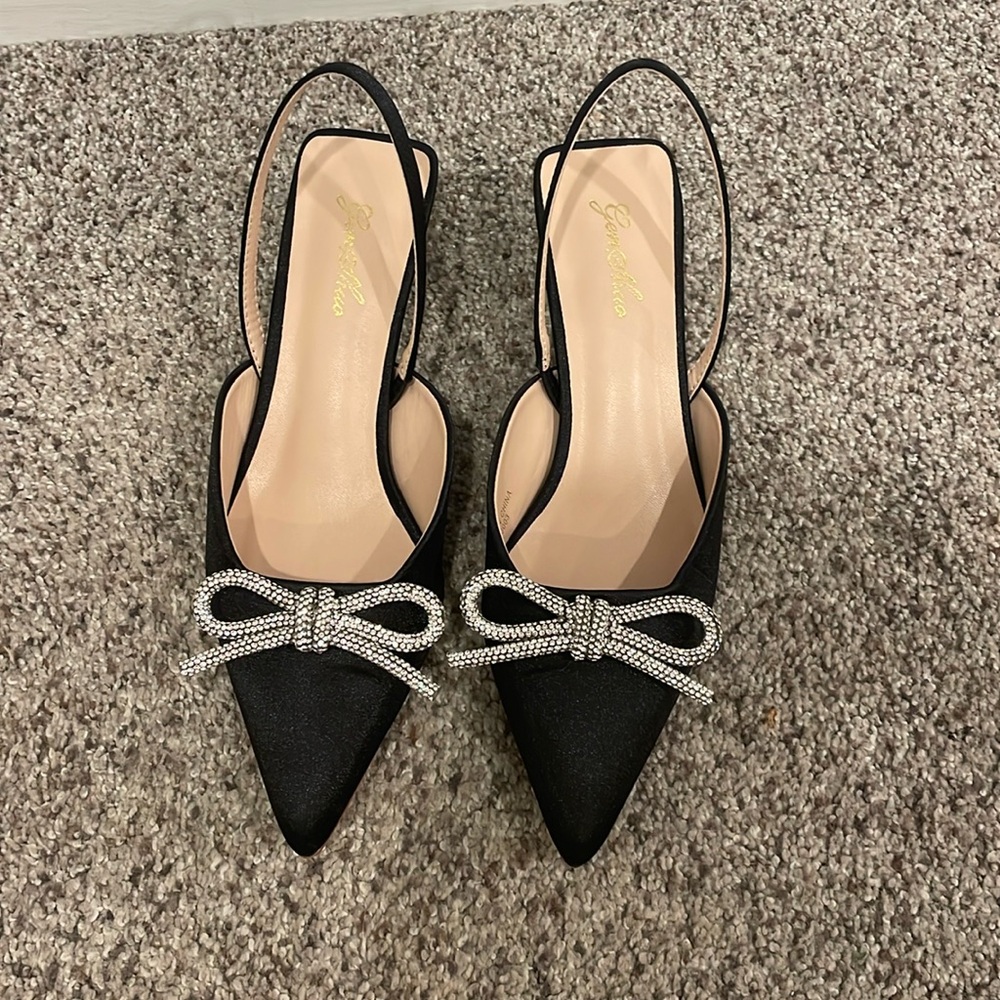 Low heel shoes with bow.